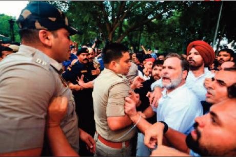 ప్రధాని నివాసం ముట్టడి , ఢిల్లీలో కాంగ్రెస్ నాయకుల మెరుపు ధర్నా